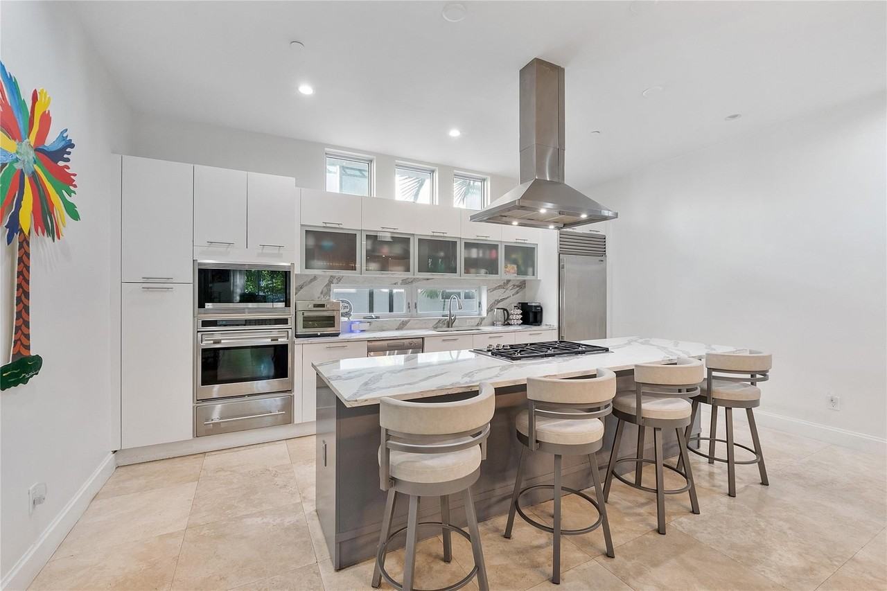 3266 Ne 15th St - Photo 7 of 43