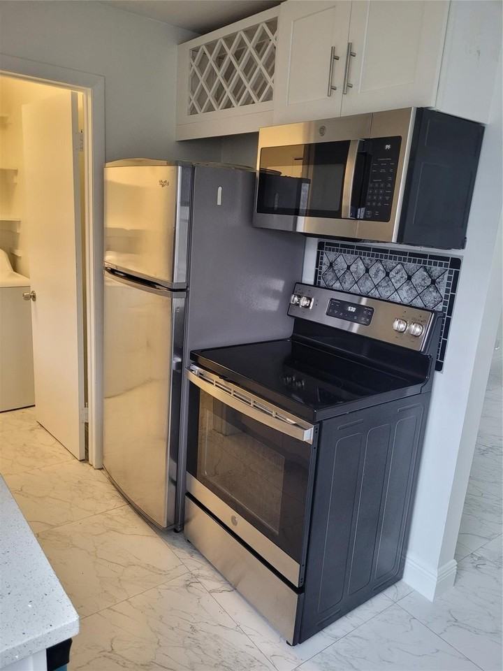 770 Ne 38th St #F - Photo 3 of 16