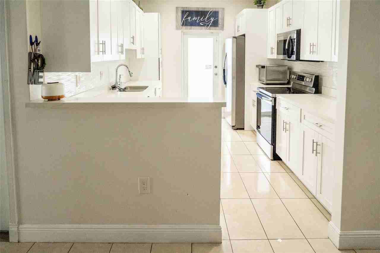 2710 Nw 5th St - Photo 7 of 31