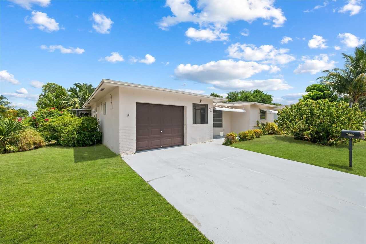 7005 Nw 11th St - Photo 3 of 32