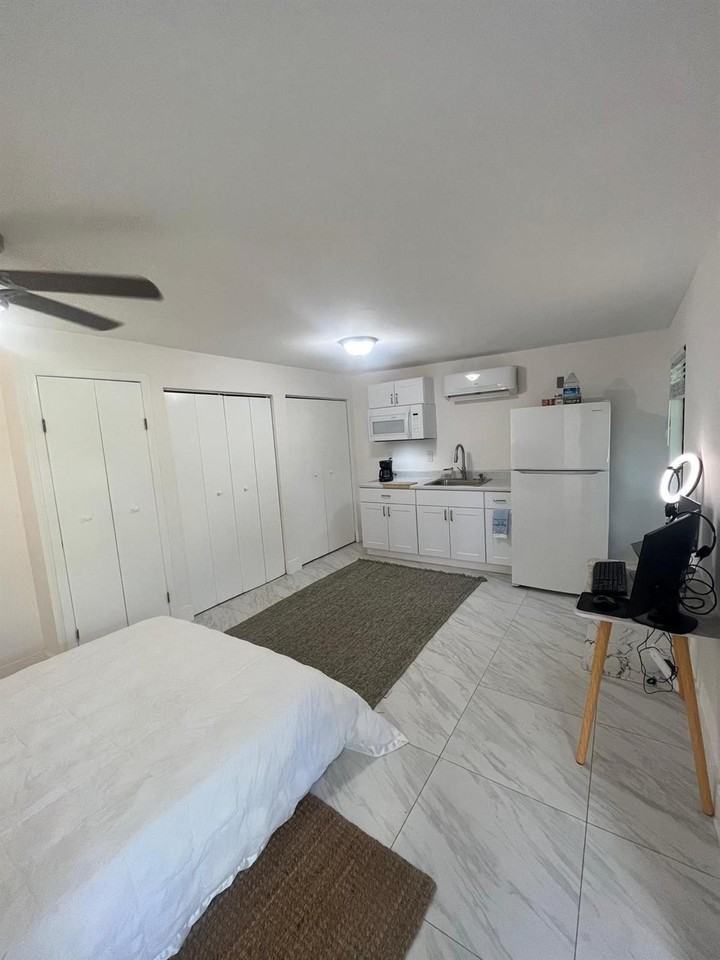 735 Ne 37th St #B - Photo 4 of 13