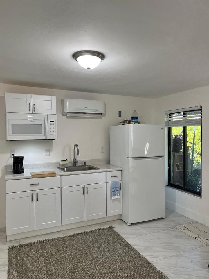 735 Ne 37th St #B - Photo 5 of 13