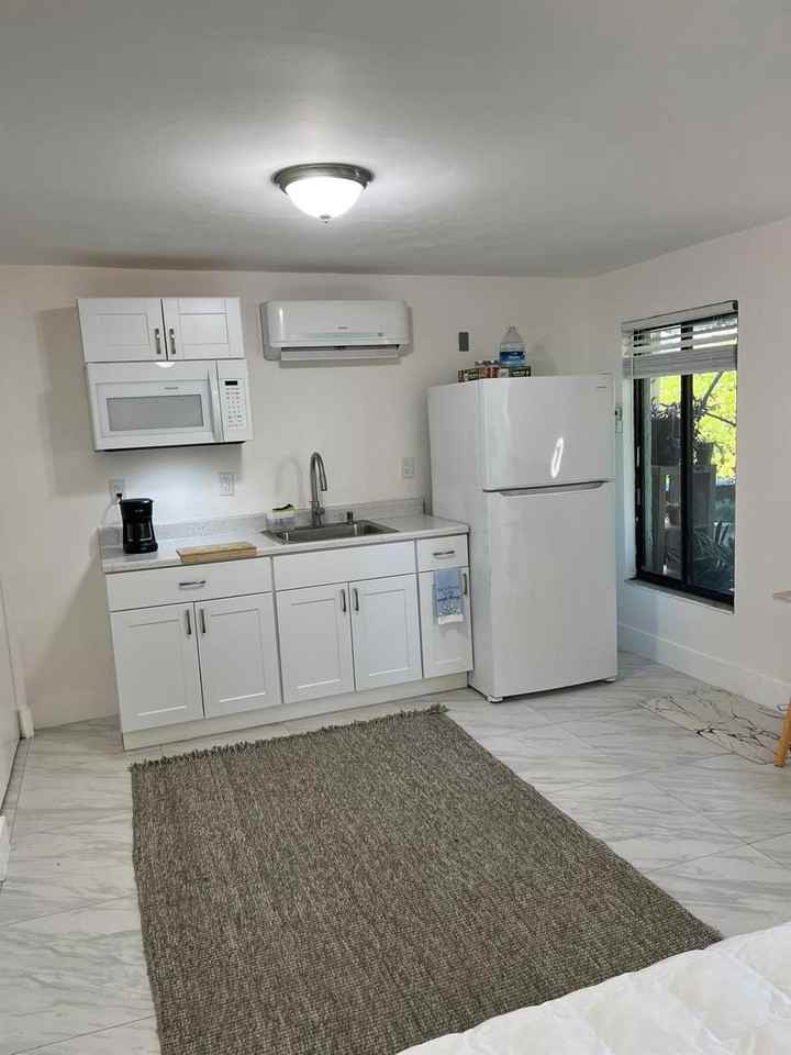 735 Ne 37th St #B - Photo 6 of 13