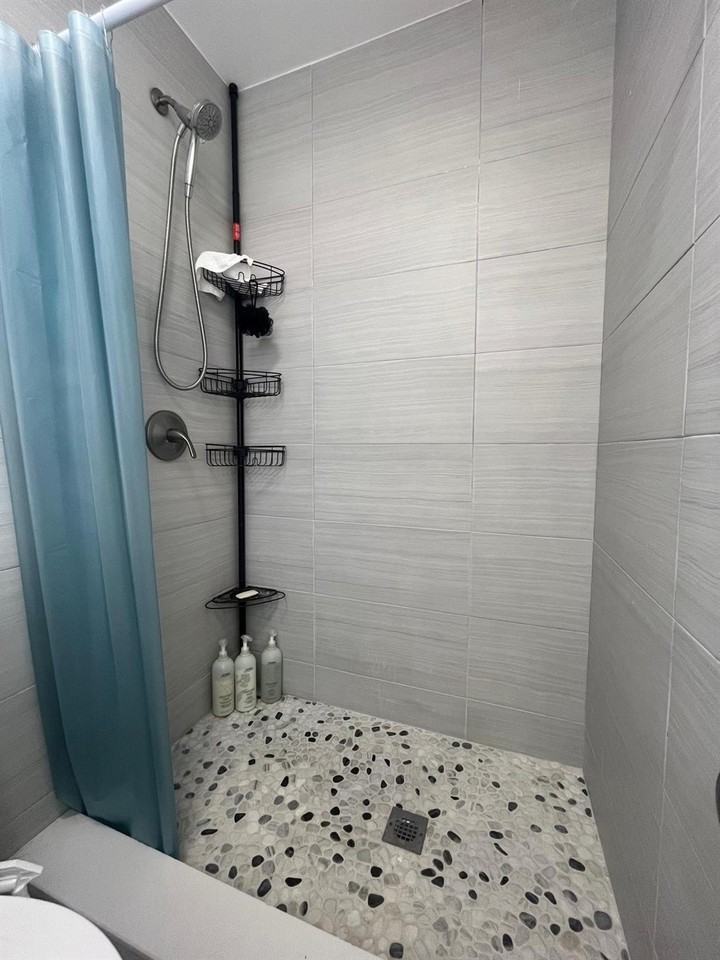 735 Ne 37th St #B - Photo 7 of 13