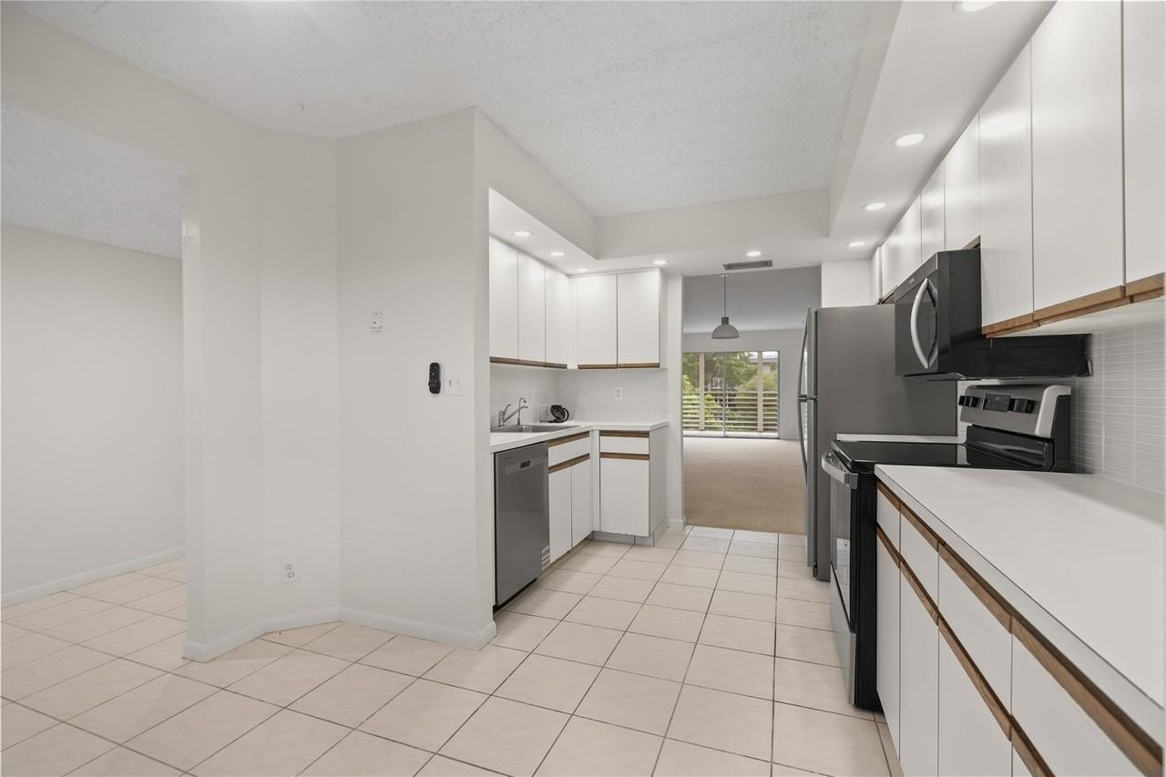 1801 Eleuthera Pt Apt J3 - Photo 5 of 36