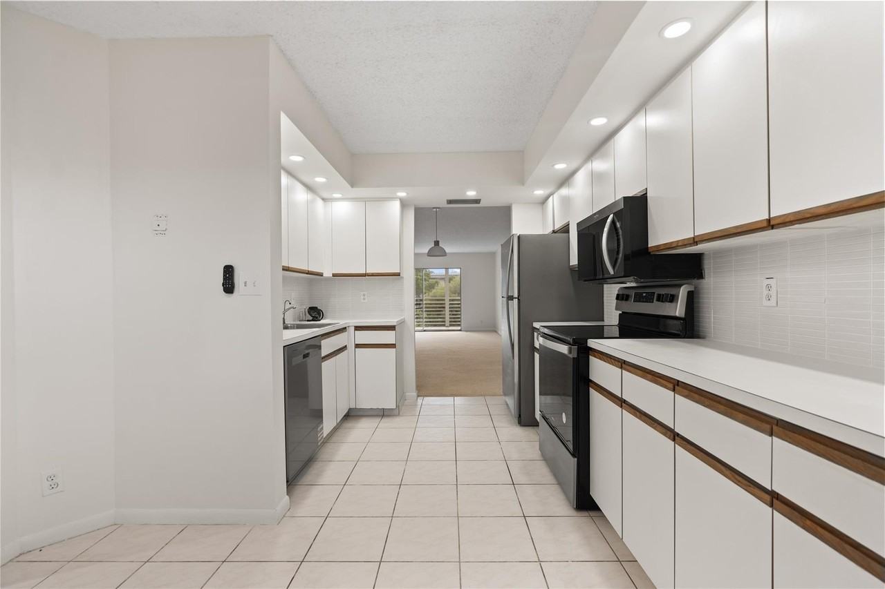 1801 Eleuthera Pt Apt J3 - Photo 6 of 36