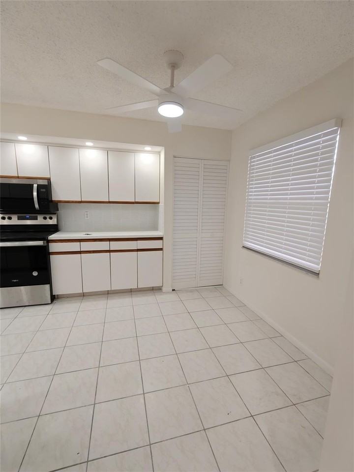 1801 Eleuthera Pt Apt J3 - Photo 7 of 36