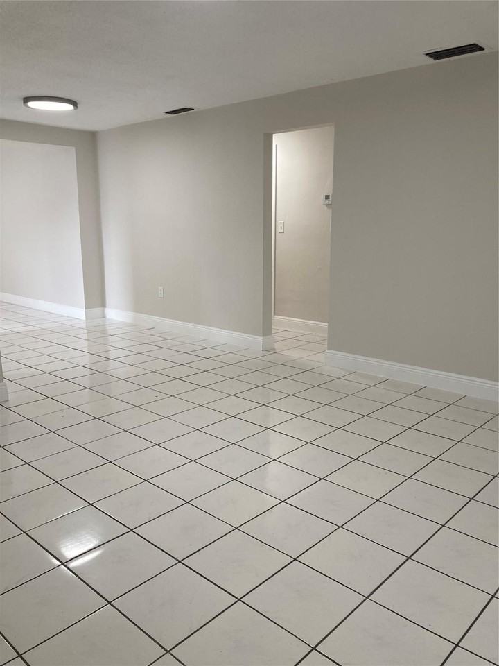 6881 Nw 26th St - Photo 5 of 24