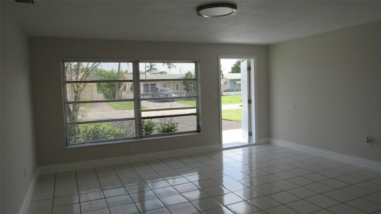 6881 Nw 26th St - Photo 6 of 24