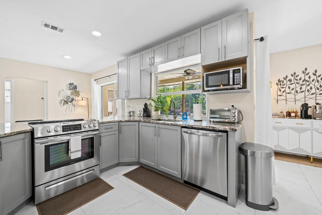 1724 Nw 36th Ct - Photo 3 of 33