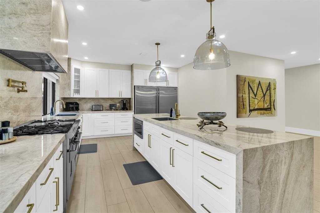 319 S Riverside Dr - Photo 5 of 50