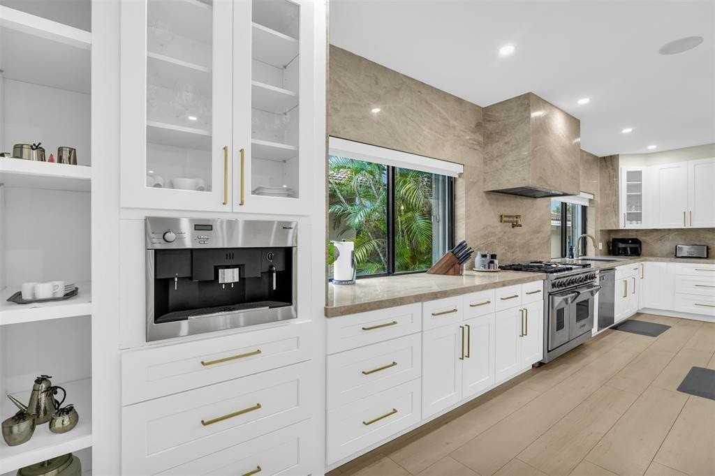 319 S Riverside Dr - Photo 6 of 50