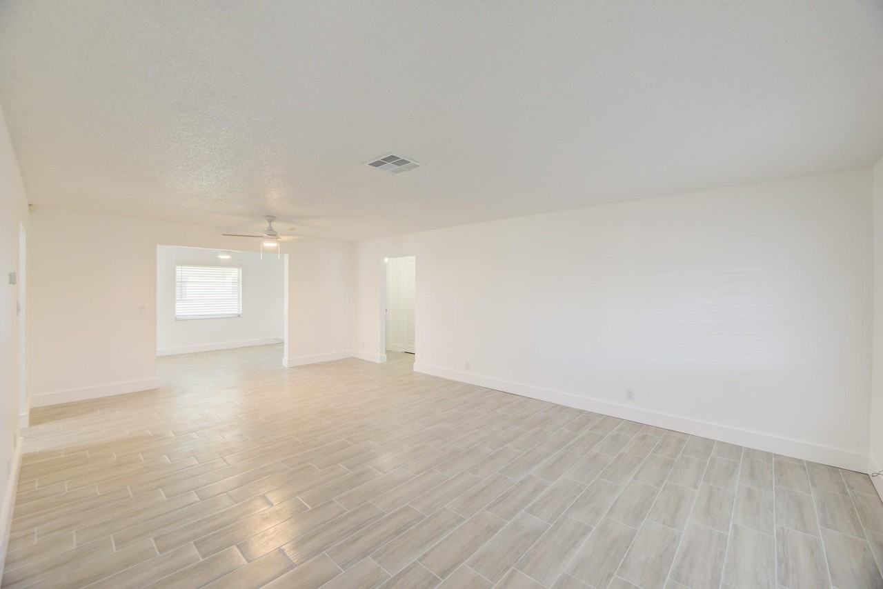 1530 Nw 87th Ln - Photo 5 of 40