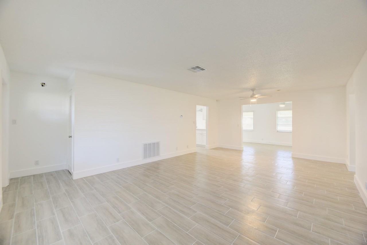 1530 Nw 87th Ln - Photo 6 of 40