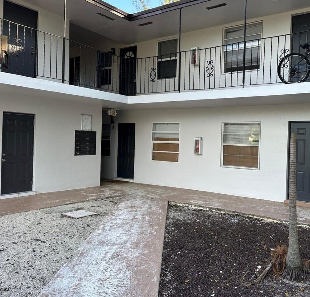 600 Ne 46th Ct Apt 4 - Photo 2 of 9