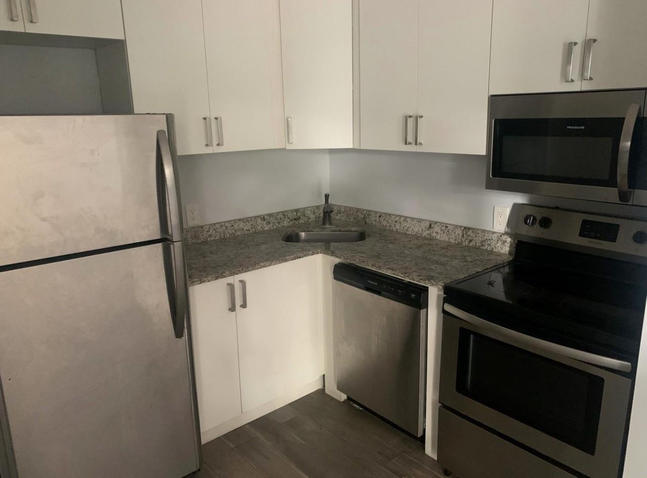 600 Ne 46th Ct Apt 4 - Photo 3 of 9