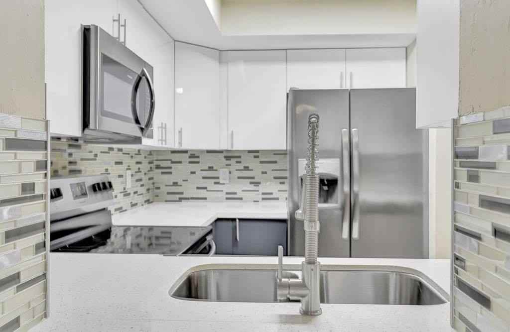 916 Ne 18th St - Photo 6 of 17