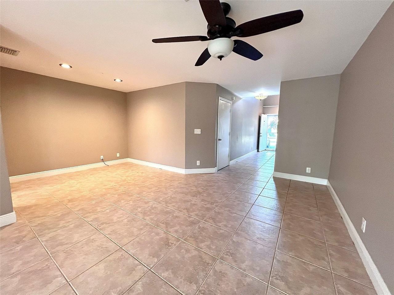 2246 Discovery Cir W - Photo 4 of 40