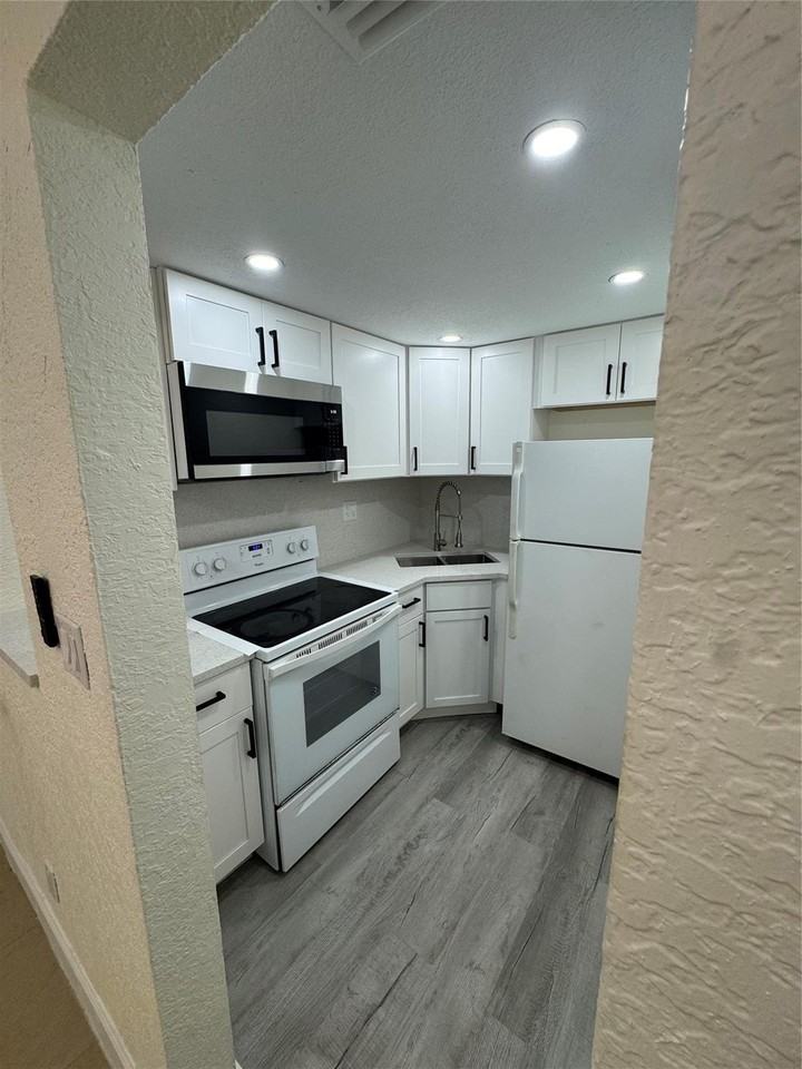 151 Se 6th Ave Apt 8 - Photo 4 of 19