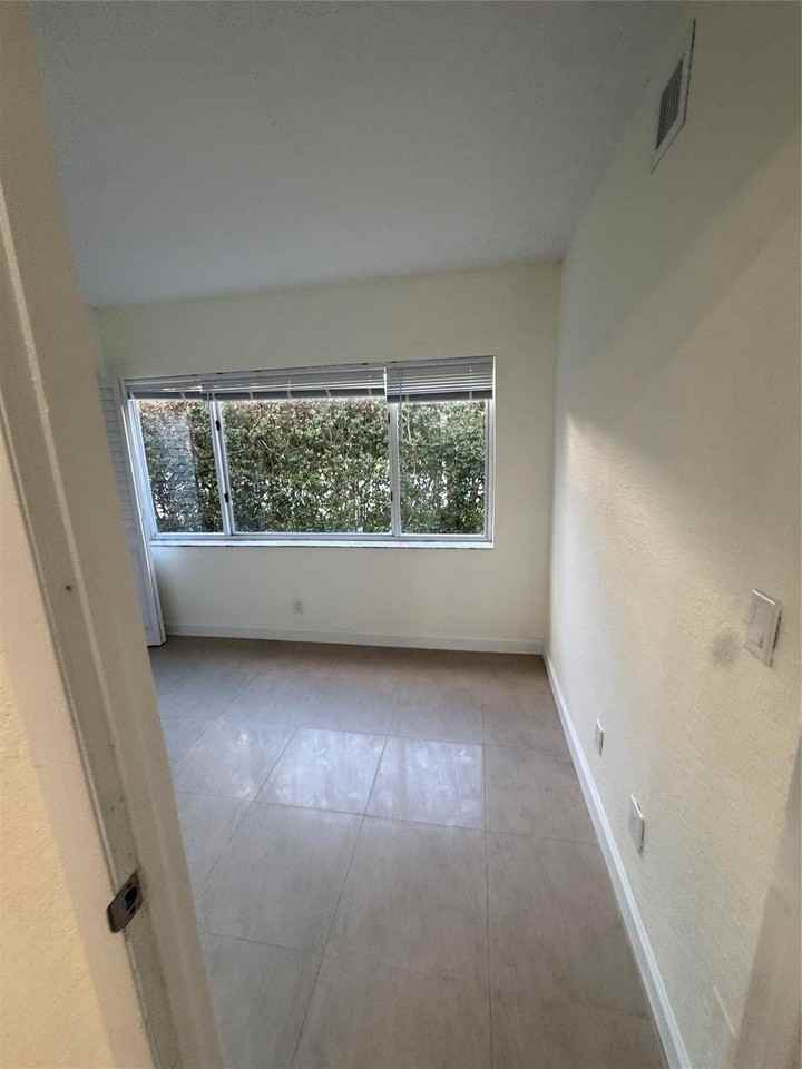 151 Se 6th Ave Apt 8 - Photo 6 of 19