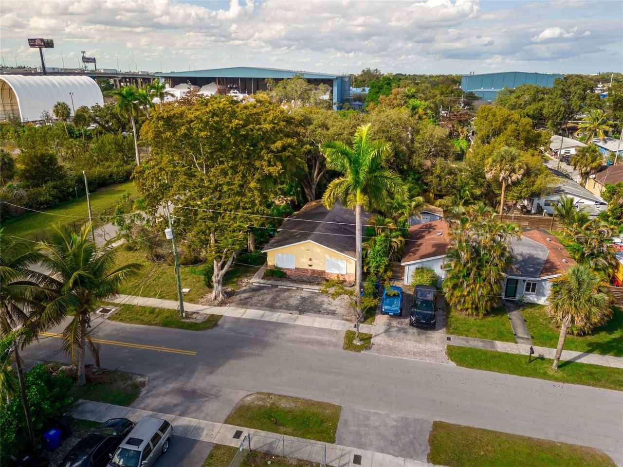 1841 Sw 22nd St Apt A - Photo 2 of 8