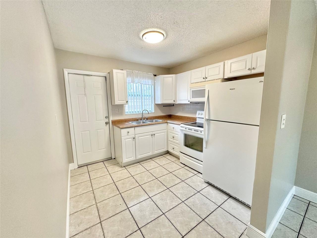 1841 Sw 22nd St Apt A - Photo 5 of 8