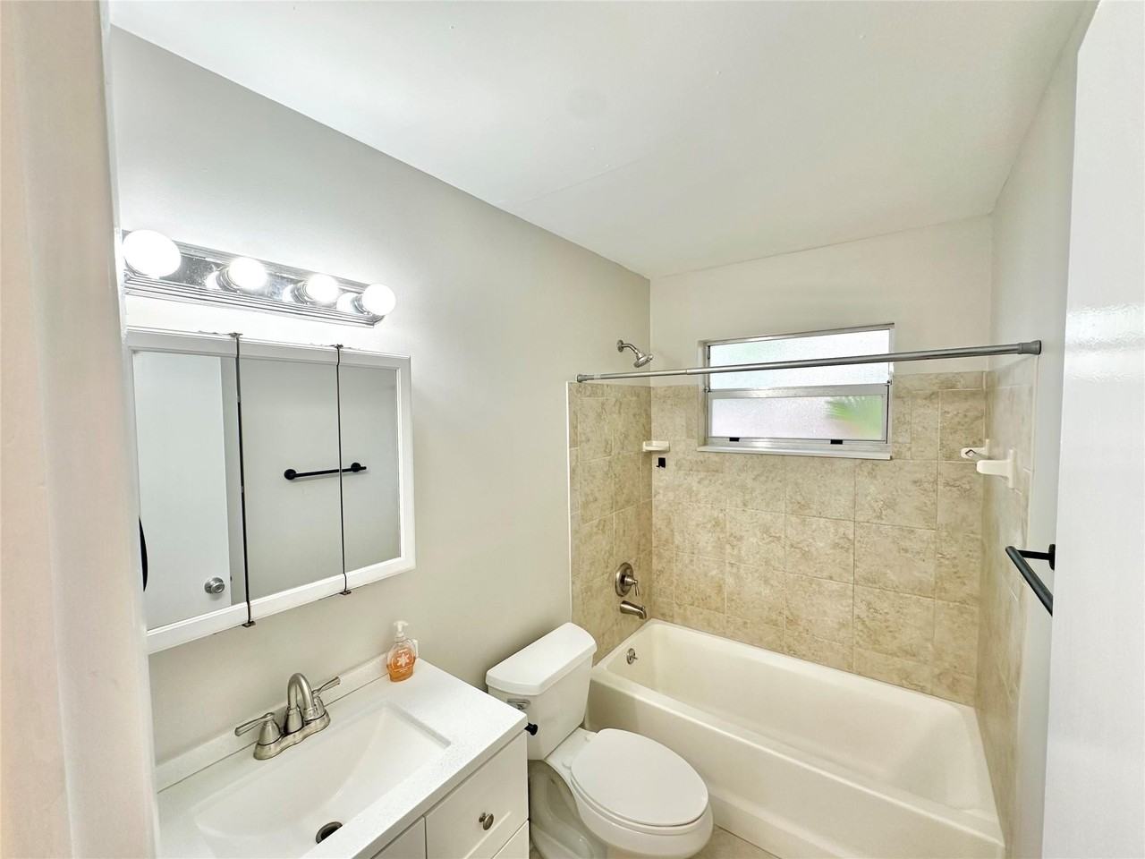 1841 Sw 22nd St Apt A - Photo 6 of 8