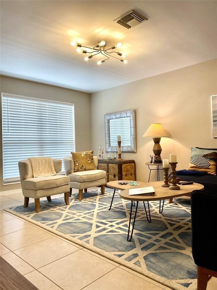 1643 Ne 55th St - Photo 2 of 21