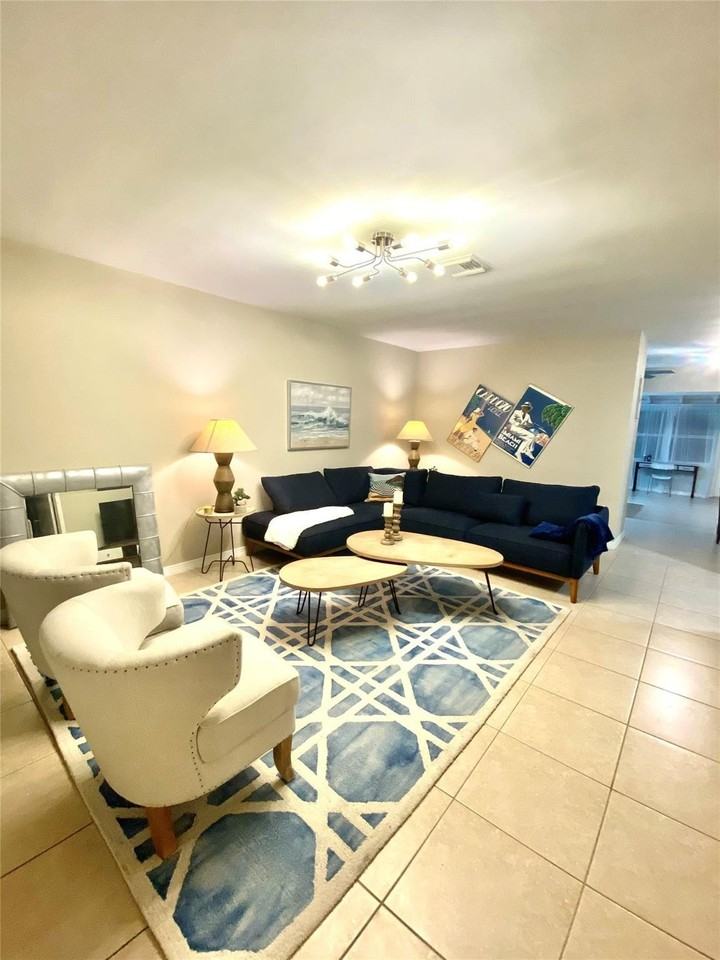 1643 Ne 55th St - Photo 3 of 21