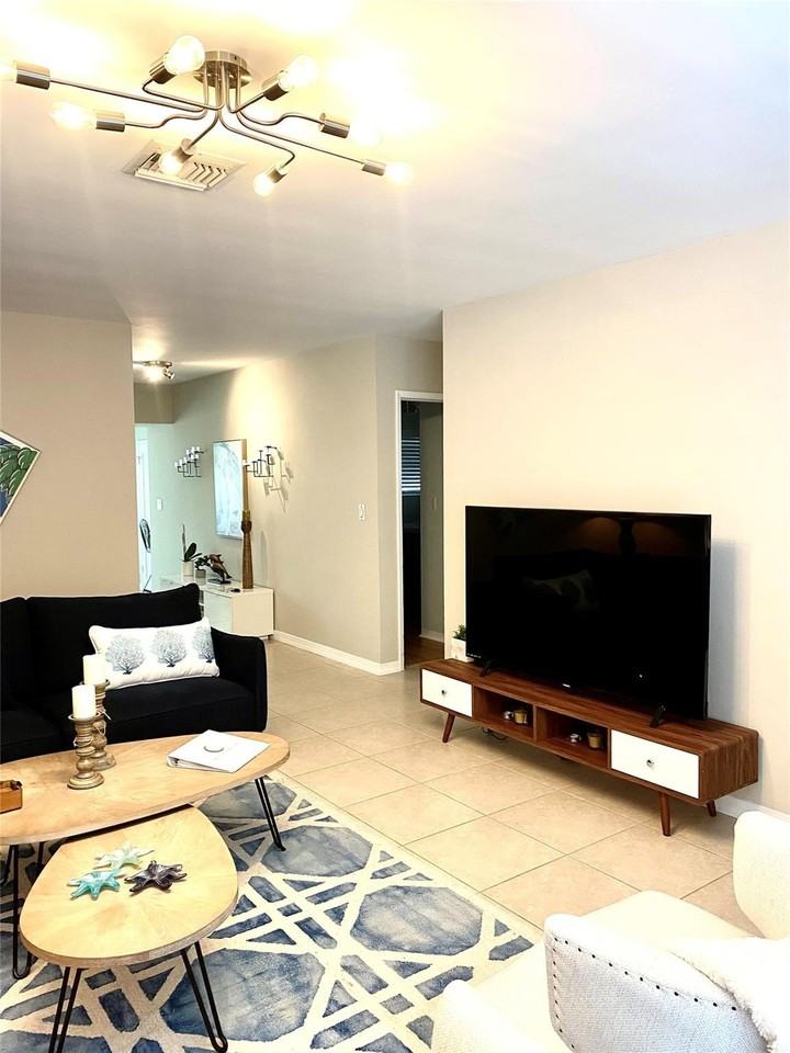 1643 Ne 55th St - Photo 4 of 21