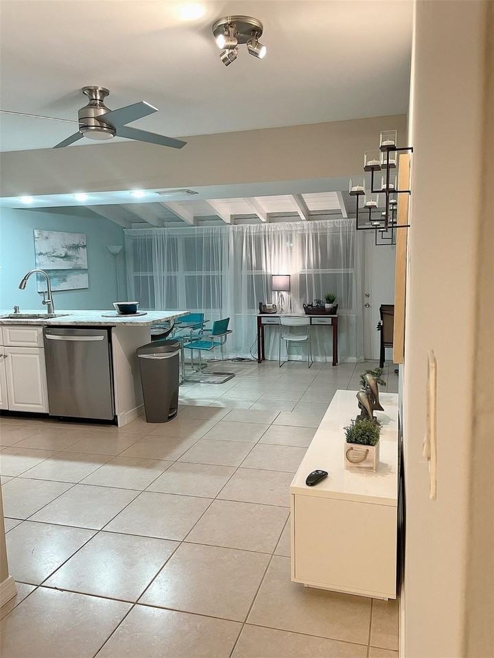 1643 Ne 55th St - Photo 6 of 21