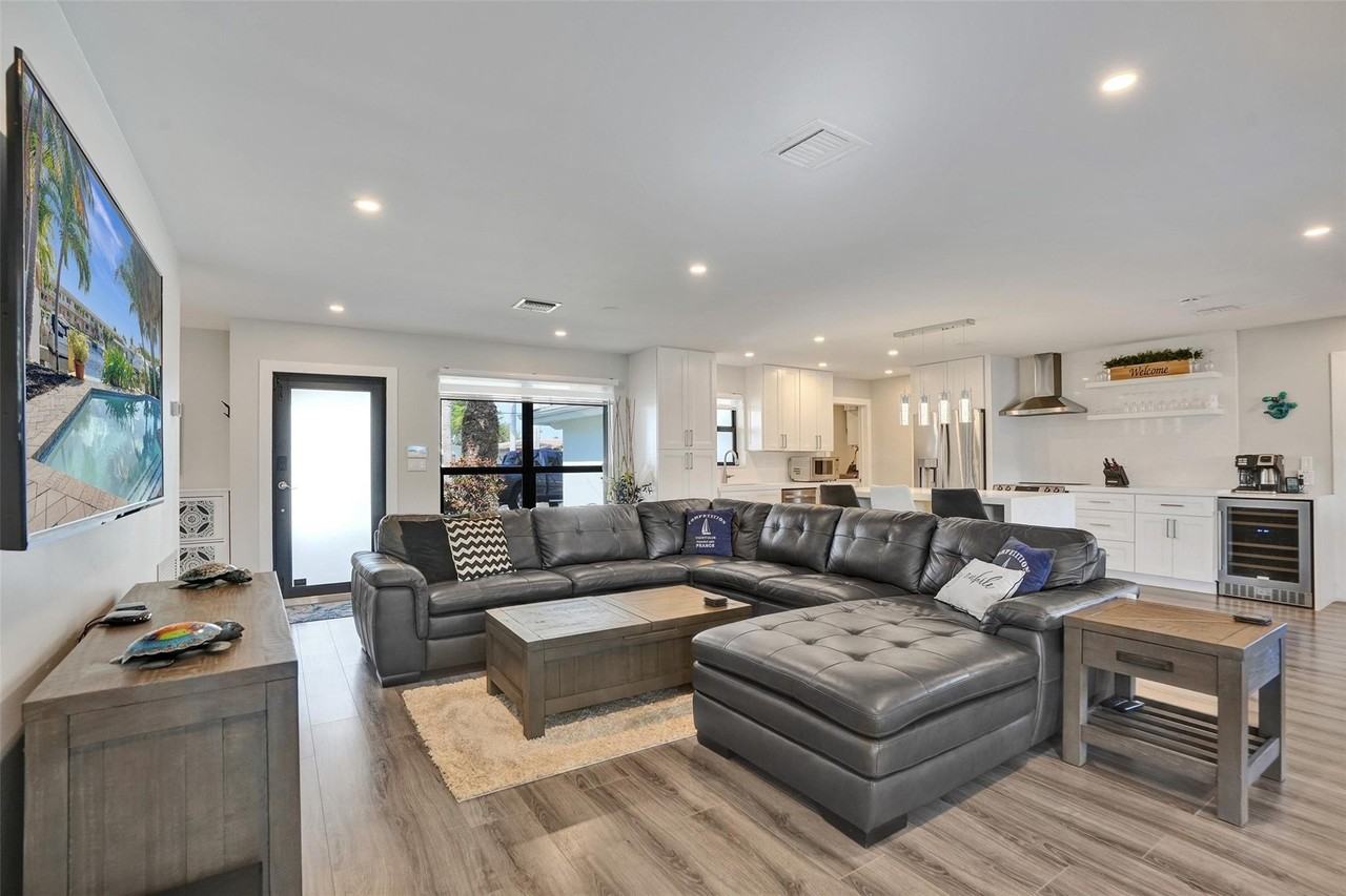 310 Se 13th Ct - Photo 3 of 50