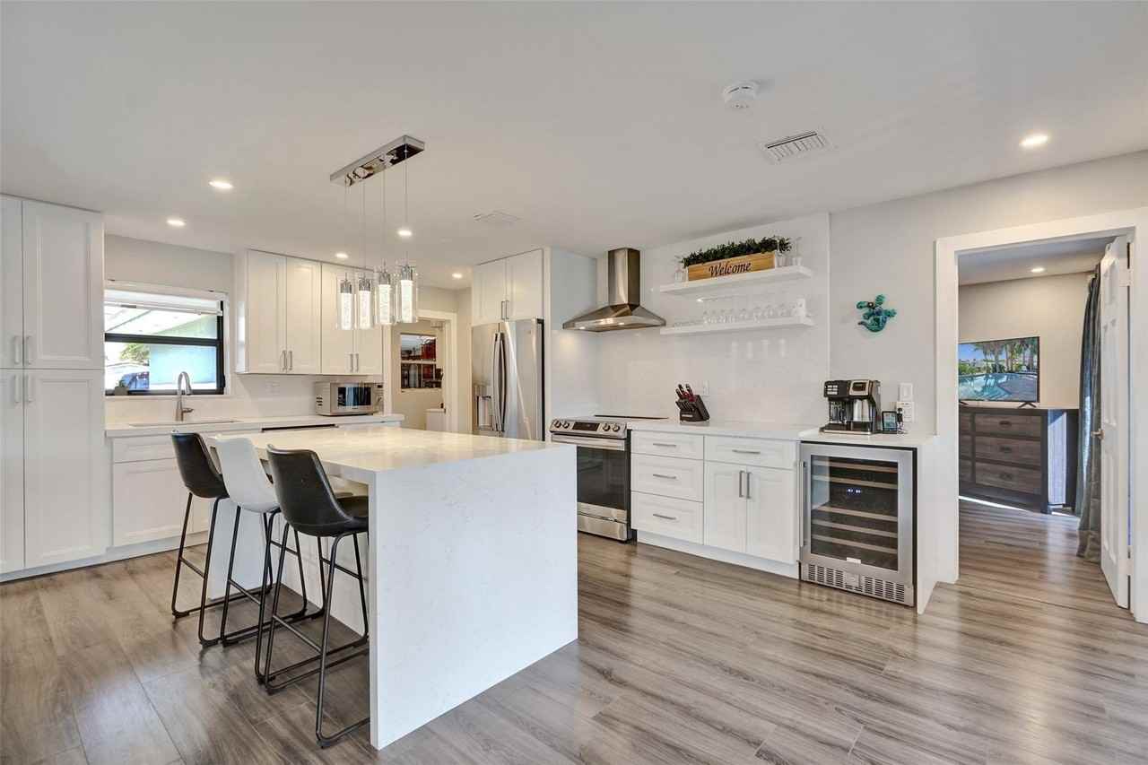 310 Se 13th Ct - Photo 4 of 50