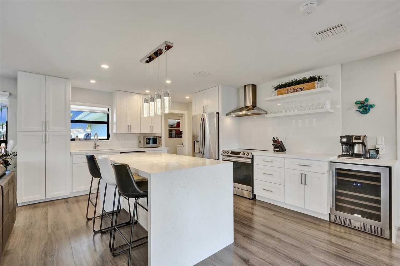 310 Se 13th Ct - Photo 5 of 50