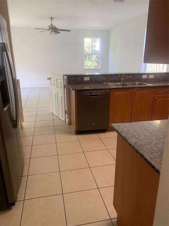 11159 Nw 80th Ln - Photo 4 of 46