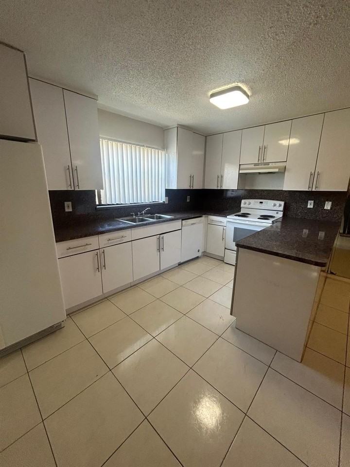 5821 Swordfish Ct Apt B - Photo 2 of 10