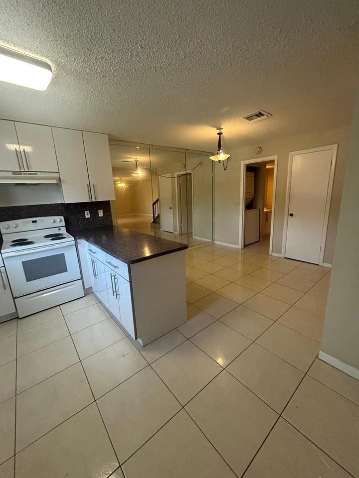 5821 Swordfish Ct Apt B - Photo 3 of 10