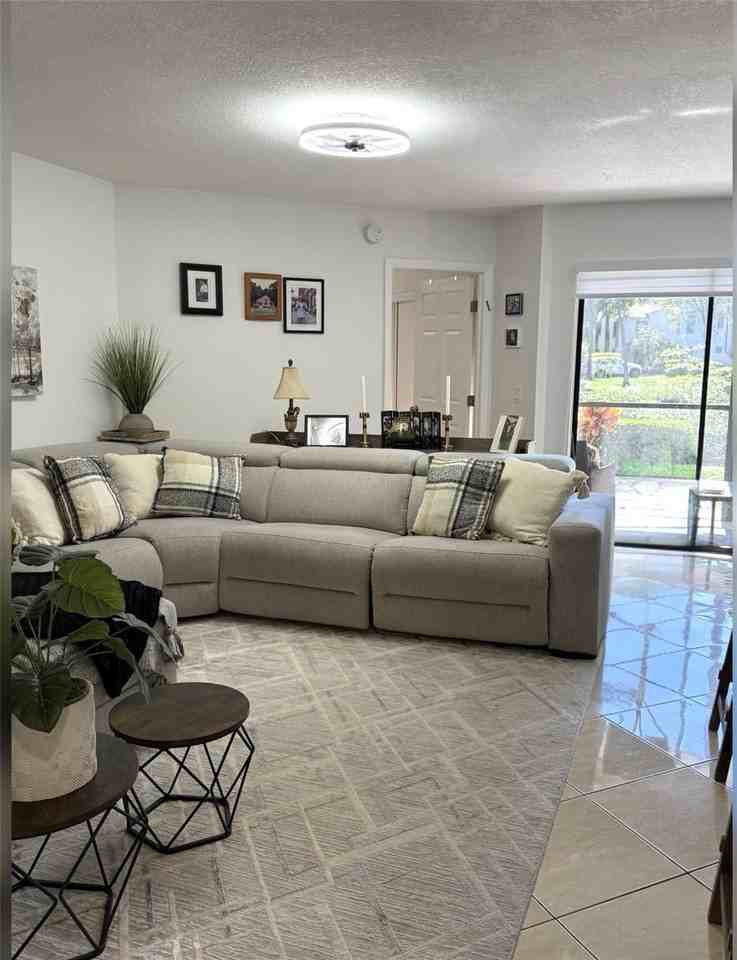 8014 Nw 15th Mnr - Photo 3 of 26