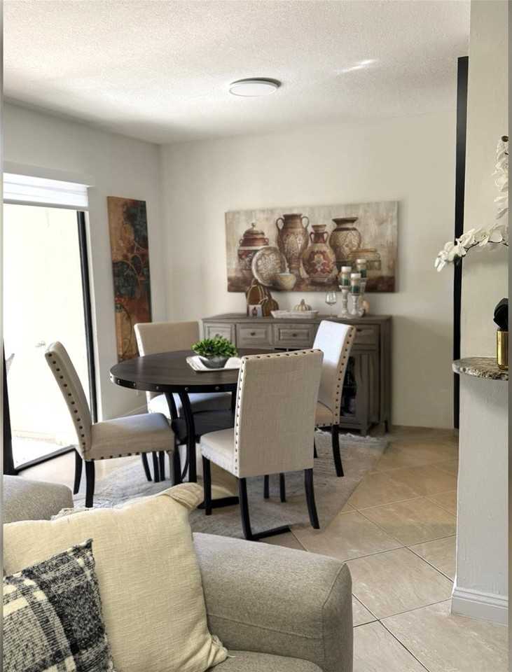 8014 Nw 15th Mnr - Photo 4 of 26