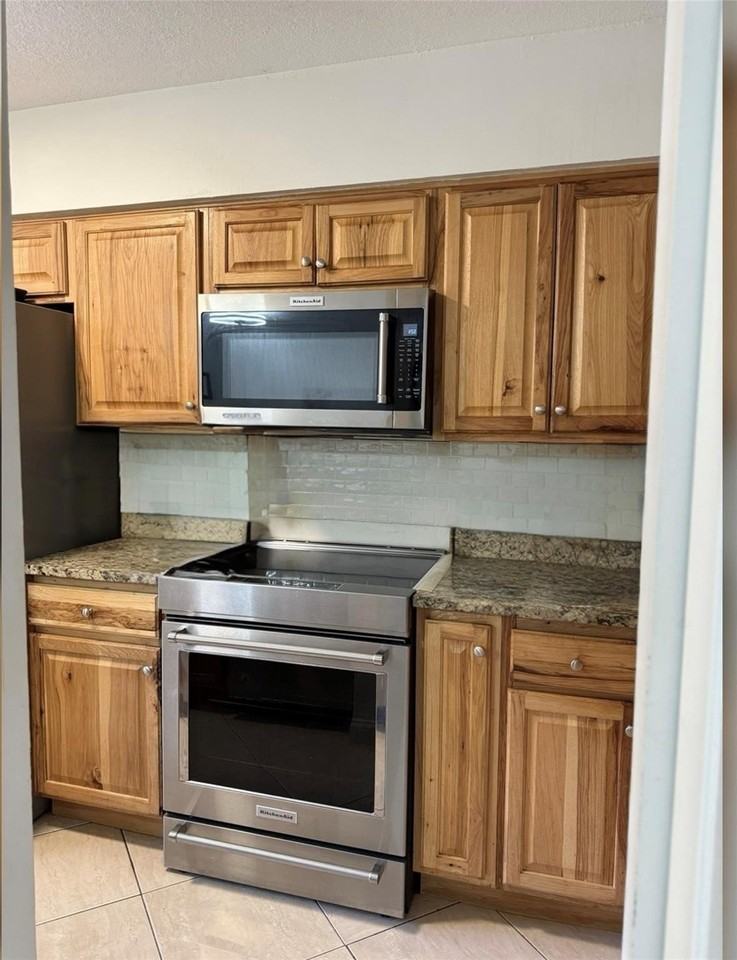 8014 Nw 15th Mnr - Photo 7 of 26