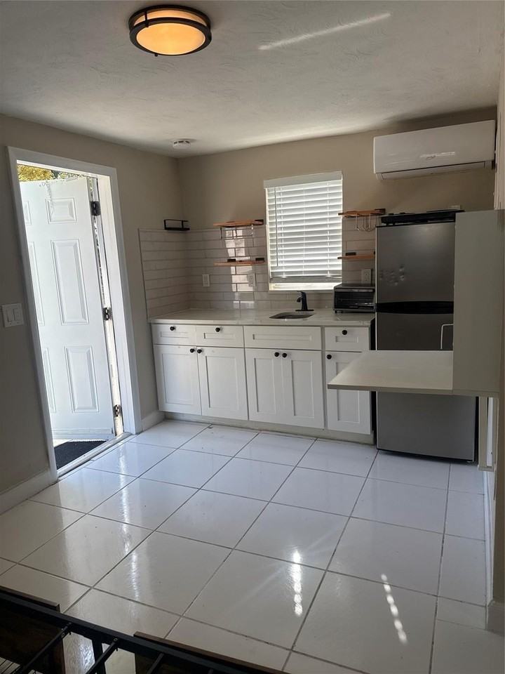 299 Se 12th Ave - Photo 2 of 18