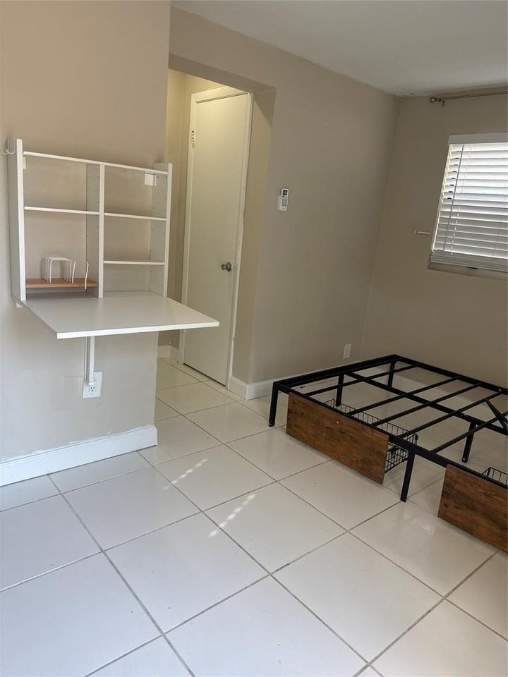 299 Se 12th Ave - Photo 3 of 18