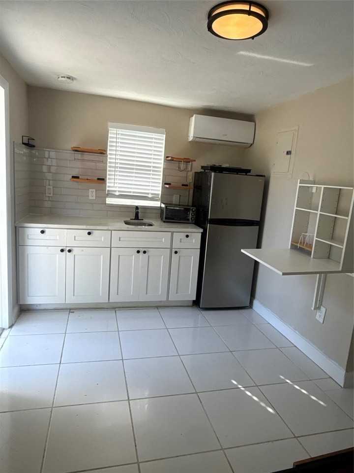 299 Se 12th Ave - Photo 4 of 18