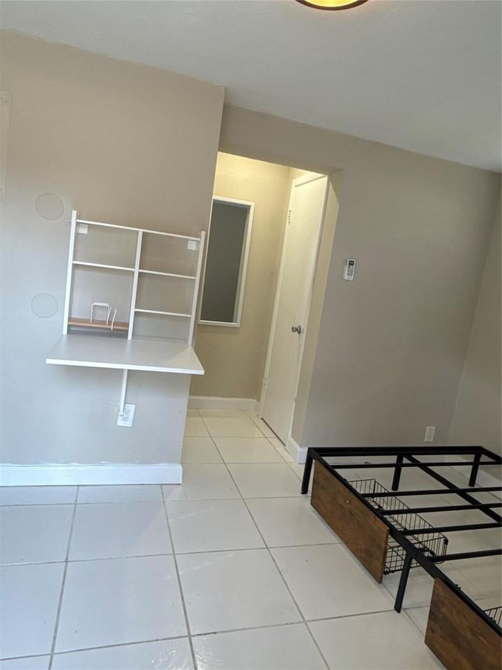 299 Se 12th Ave - Photo 6 of 18