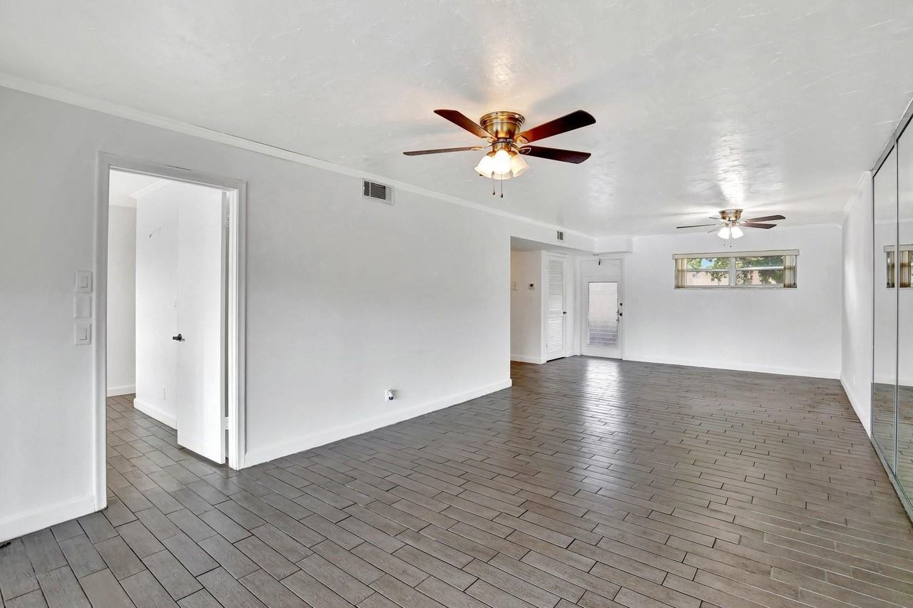 9400 N Hollybrook Lake Dr #105 - Photo 3 of 18