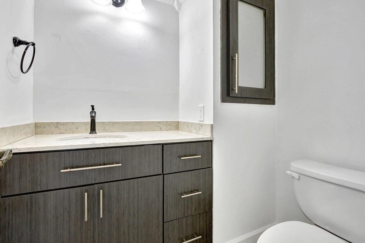 9400 N Hollybrook Lake Dr #105 - Photo 4 of 18