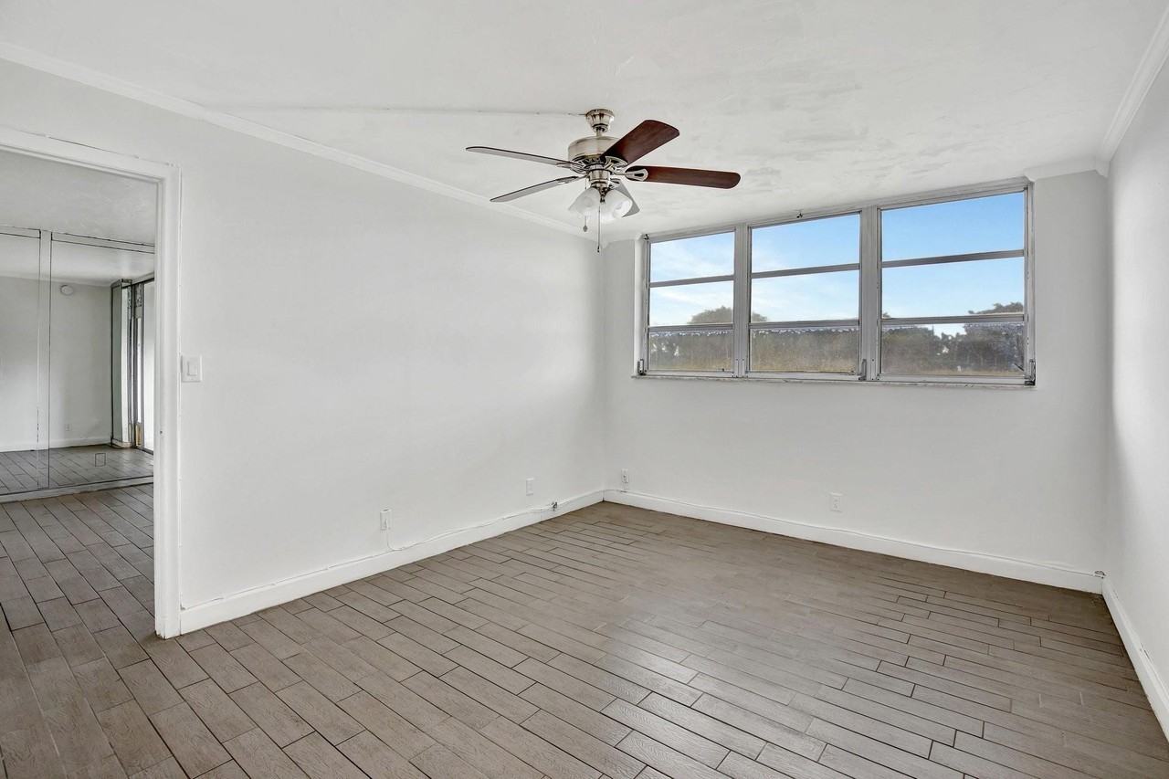 9400 N Hollybrook Lake Dr #105 - Photo 5 of 18