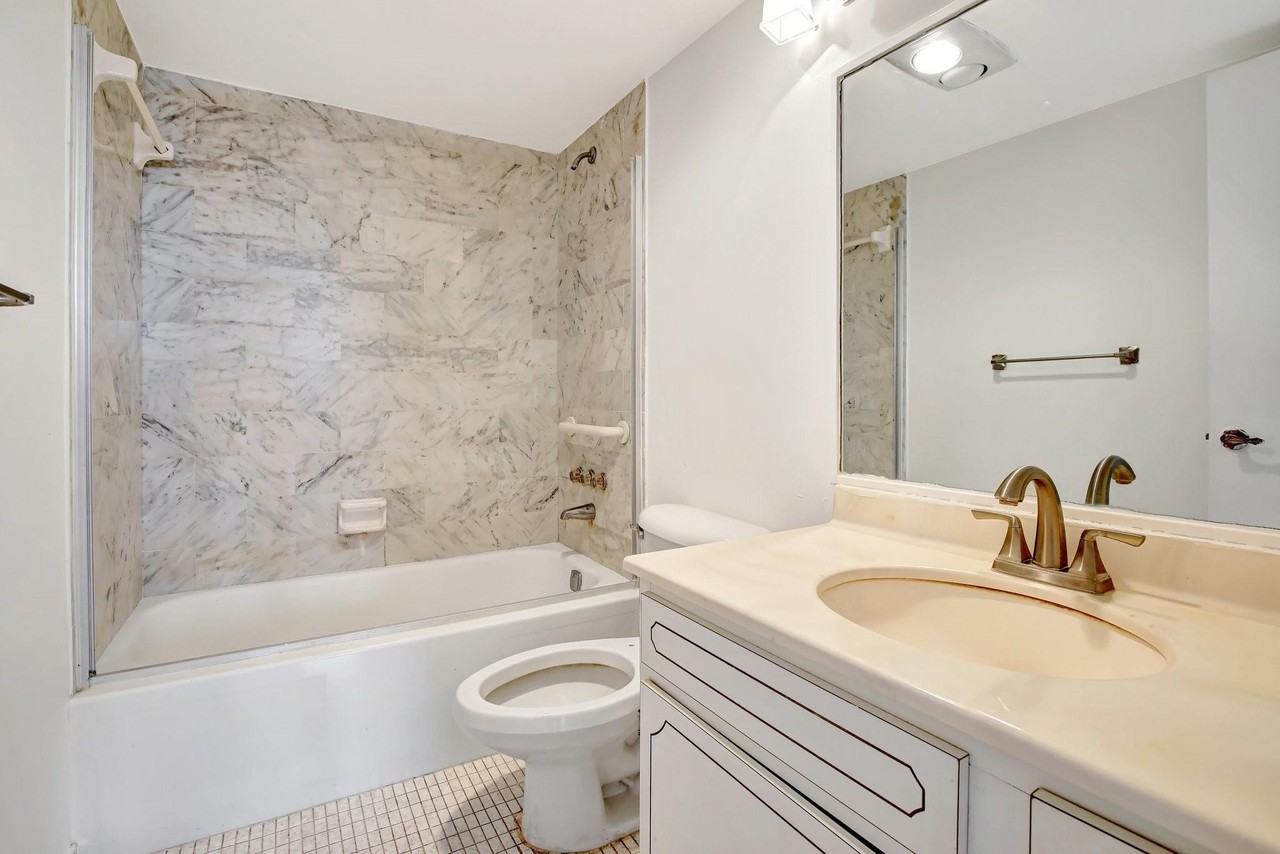 9400 N Hollybrook Lake Dr #105 - Photo 6 of 18