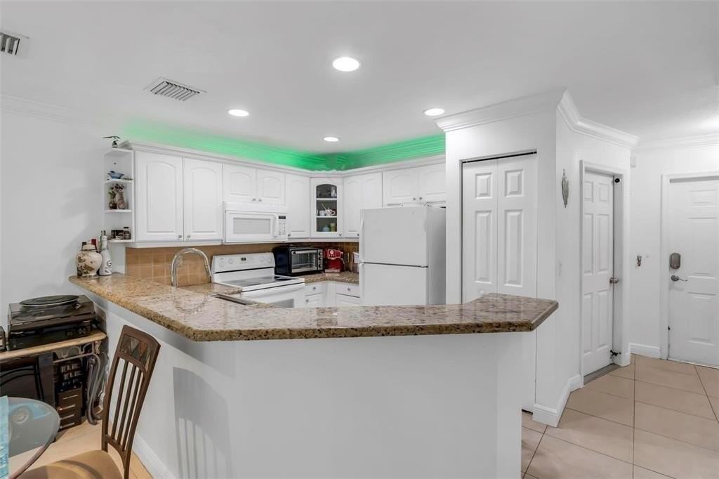 1534 Nw 45th St - Photo 4 of 17