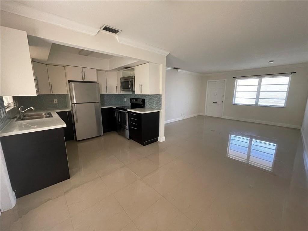 2451 Lincoln St Apt 6 - Photo 3 of 18